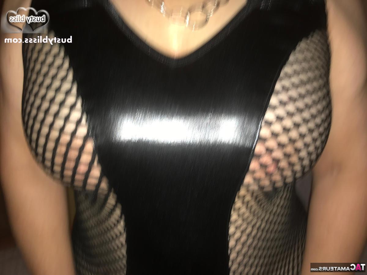 16P A senhora madura Busty Bliss acaricia sua buceta raspada antes que seu amante a lamba