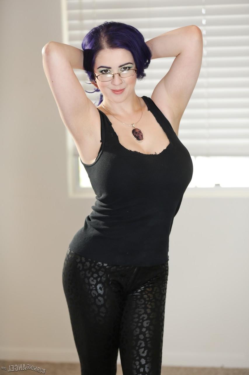 17P Larkin Love, une geek potelée et plantureuse, enlève ses lunettes et son pantalon en spandex pour s'étaler.