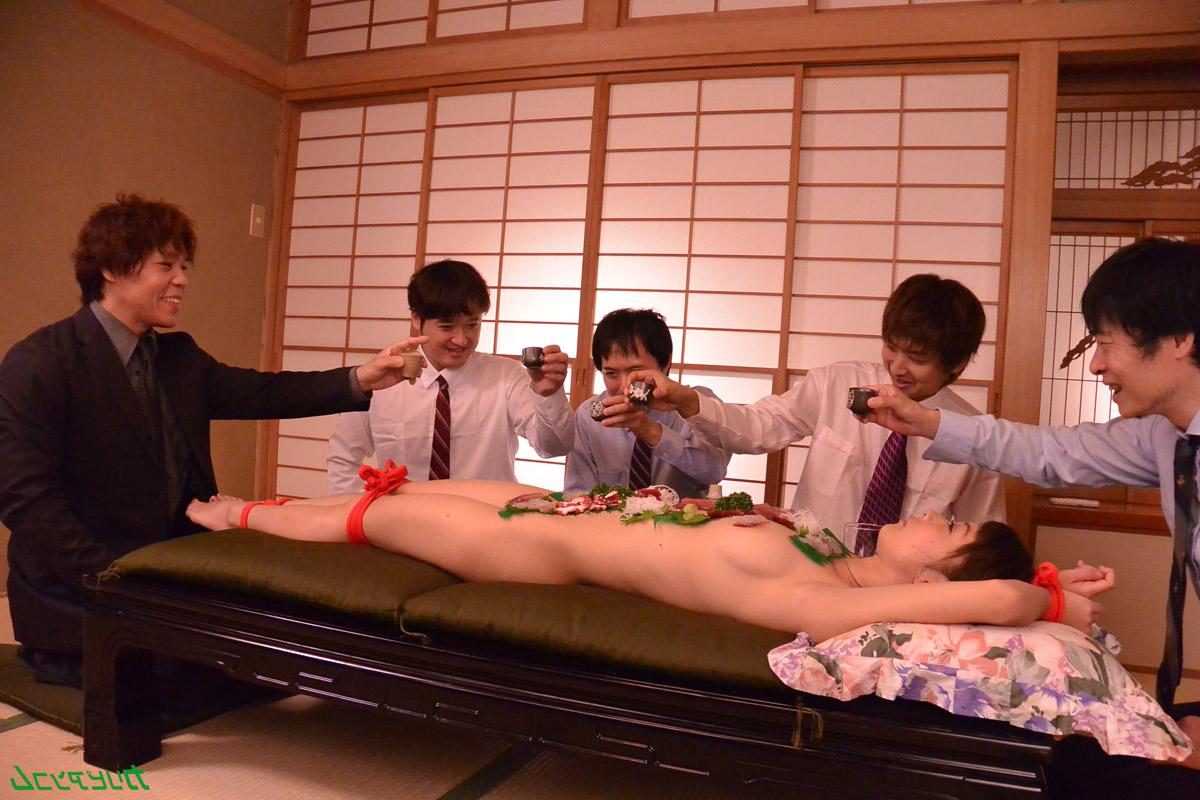 20P A fofa japonesa Miu Suzuha leva uma gangbang depois de ser usada como prato de sushi