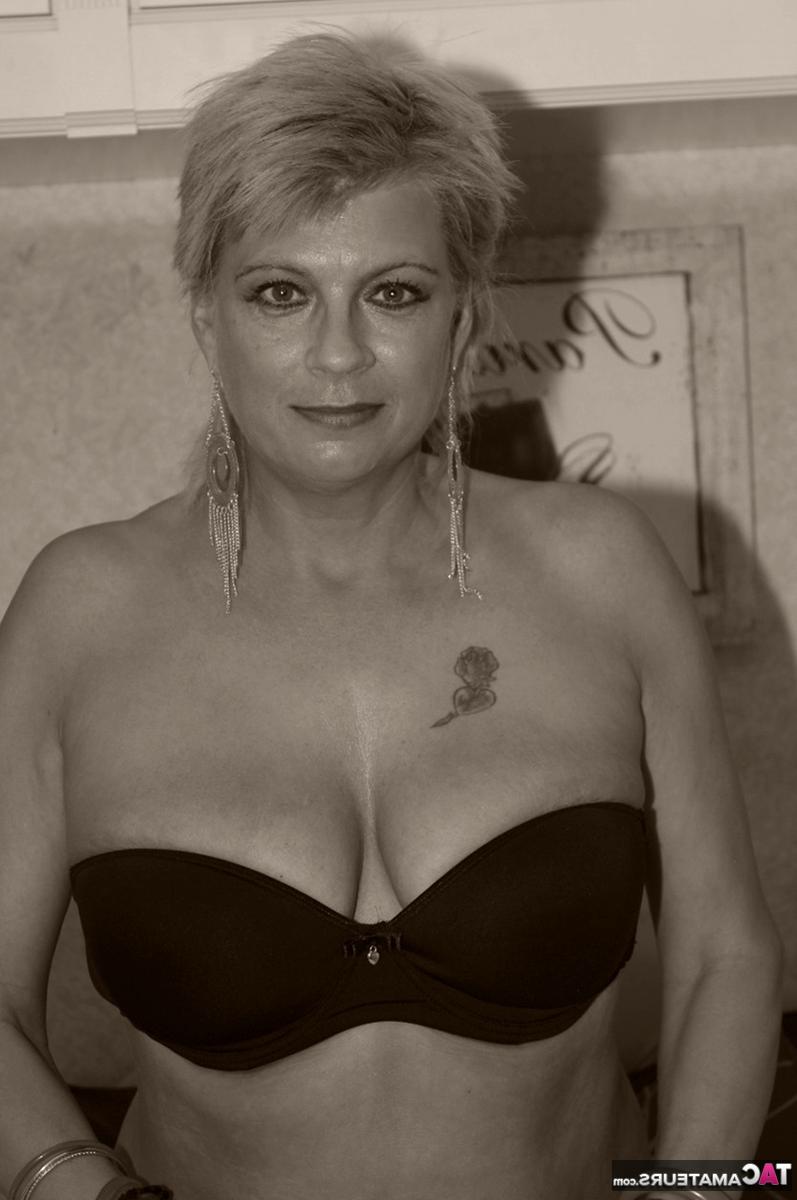 16P Auch die reife Blondine Dimonty zeigt ihre natürlichen Titten und ihre kahle Fotze
