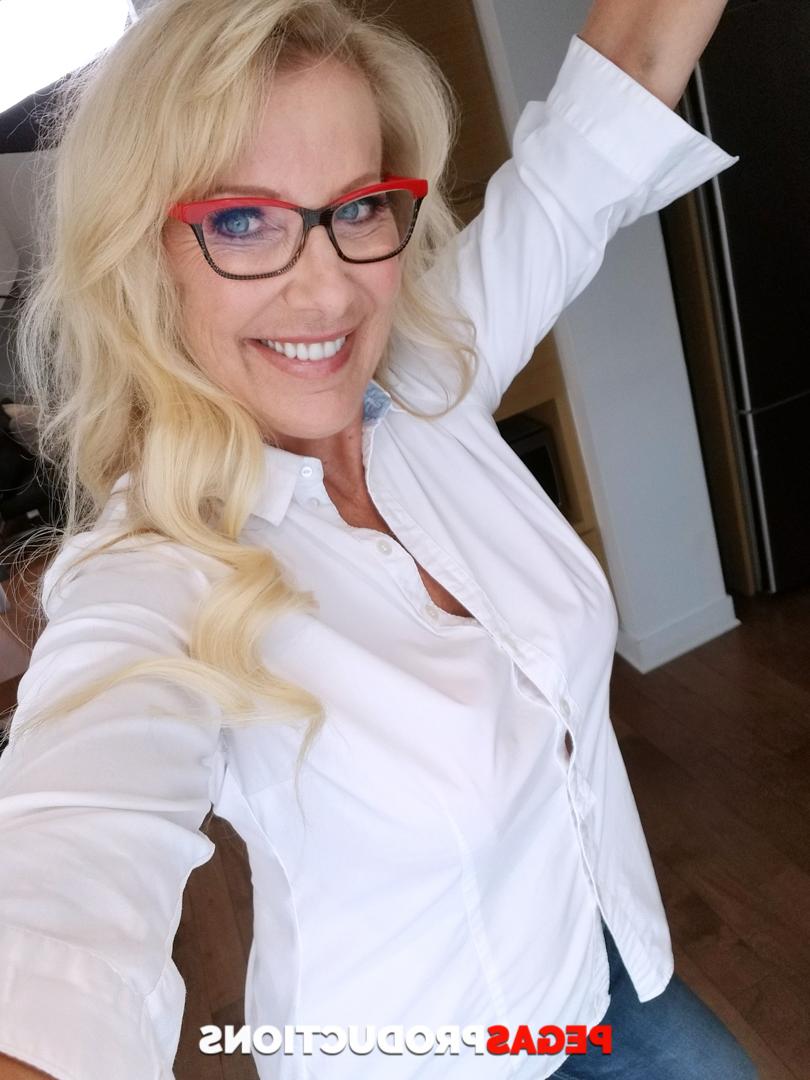 20P La mamá rubia nerd Bianca Fitcougar se desnuda y muestra sus grandes tetas