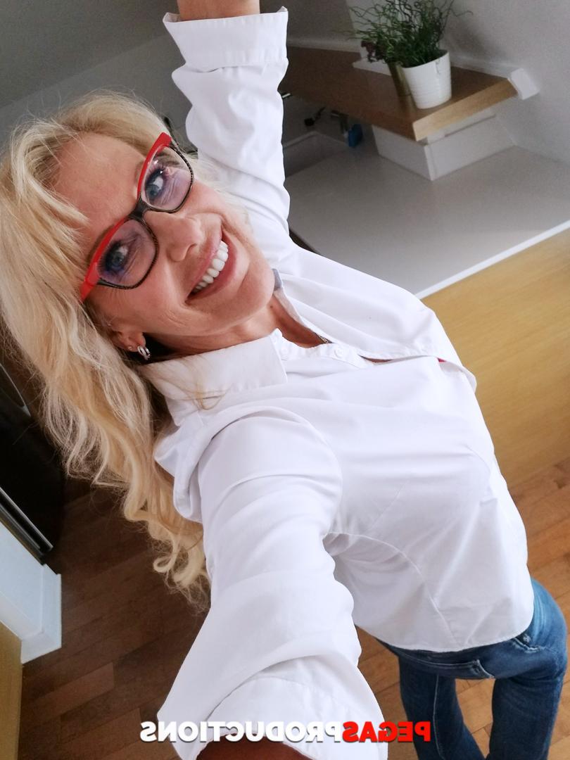 20P La mamá rubia nerd Bianca Fitcougar se desnuda y muestra sus grandes tetas