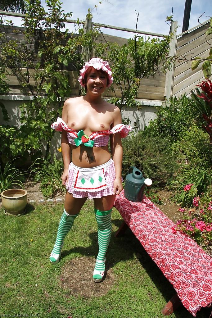 16P Bootylicious gata em meias mostrando seus peitos e buceta ao ar livre