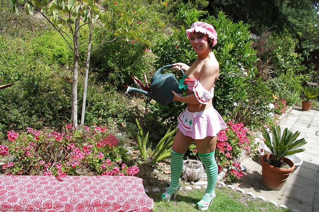 16P Bootylicious gata em meias mostrando seus peitos e buceta ao ar livre