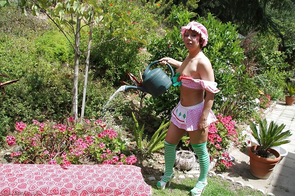 16P Bootylicious gata em meias mostrando seus peitos e buceta ao ar livre