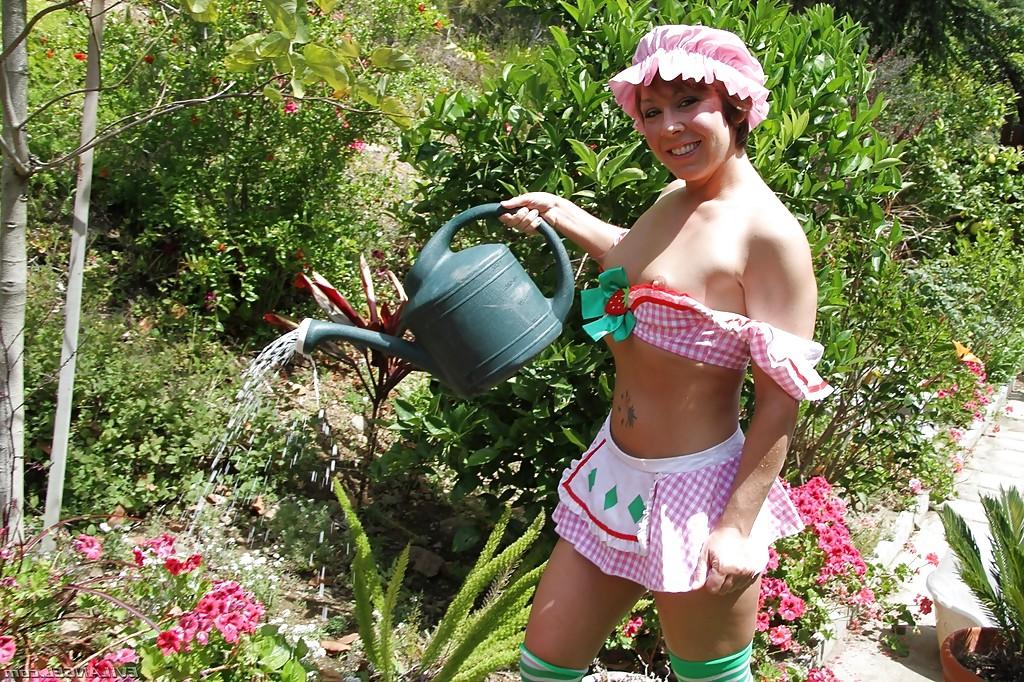16P Bootylicious gata em meias mostrando seus peitos e buceta ao ar livre
