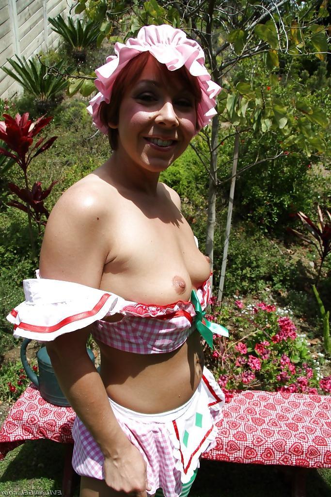 16P Bootylicious gata em meias mostrando seus peitos e buceta ao ar livre