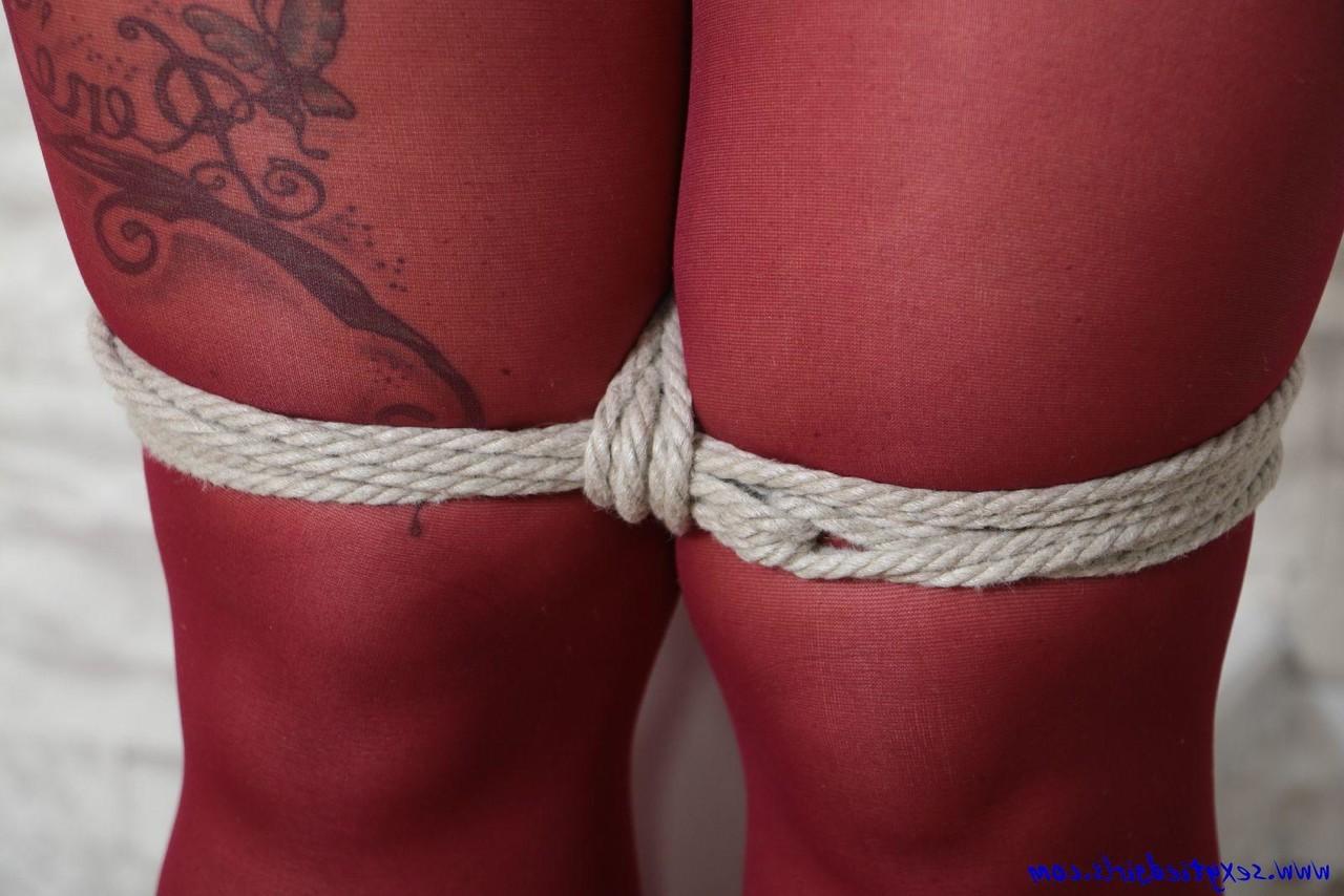 16P Loira peituda está amarrada a um poste enquanto a bola é amordaçada em shorts e meia-calça
