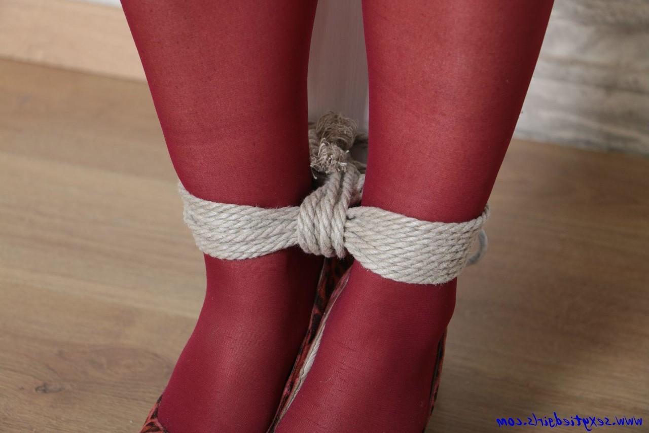 16P Loira peituda está amarrada a um poste enquanto a bola é amordaçada em shorts e meia-calça