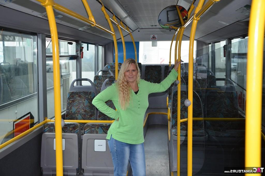 20P La blonde amateur Sweet Susi se déshabille avec des chaussettes noires dans un bus de ville.