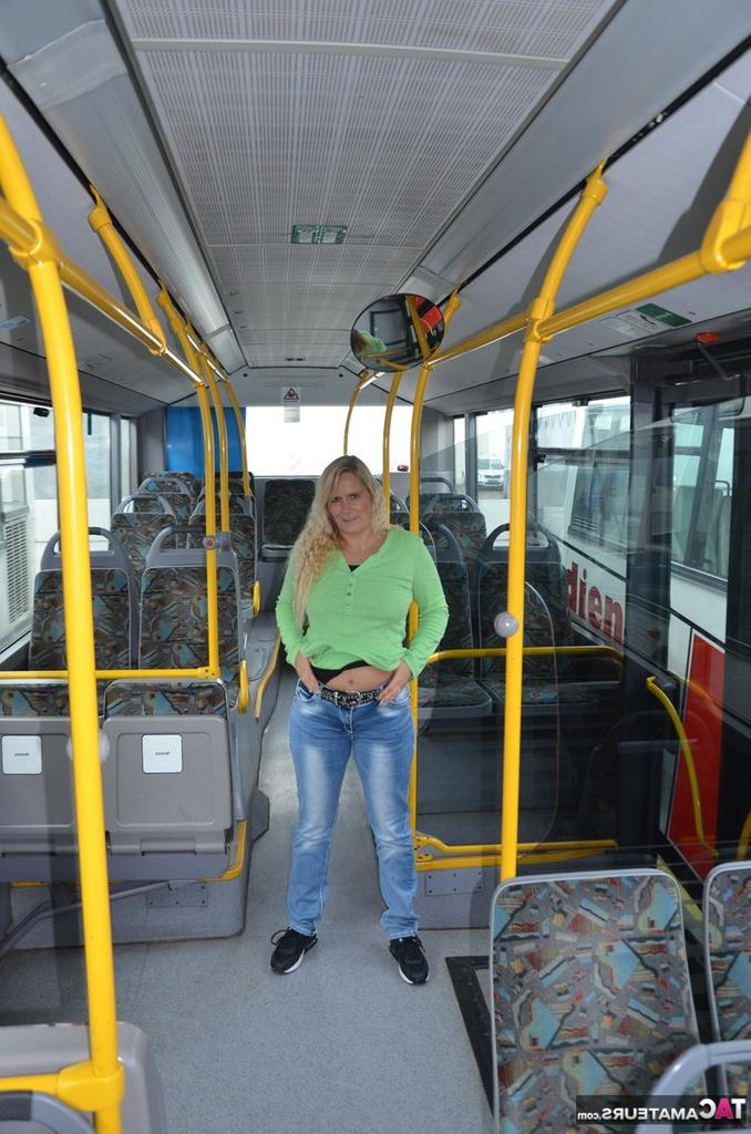 20P La blonde amateur Sweet Susi se déshabille avec des chaussettes noires dans un bus de ville.
