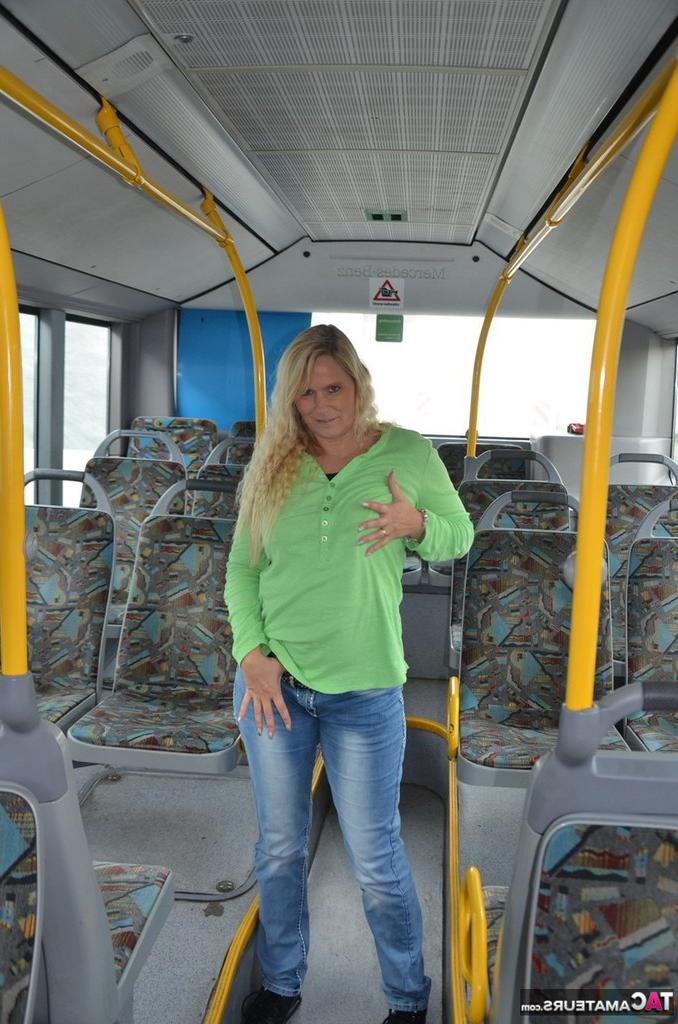20P La blonde amateur Sweet Susi se déshabille avec des chaussettes noires dans un bus de ville.
