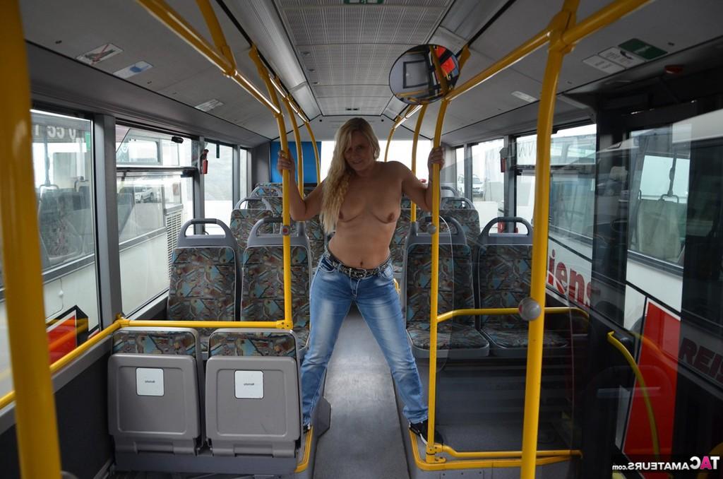20P La blonde amateur Sweet Susi se déshabille avec des chaussettes noires dans un bus de ville.