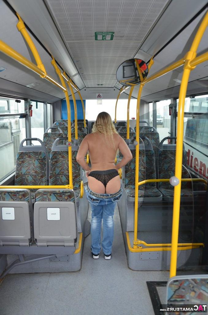 20P La blonde amateur Sweet Susi se déshabille avec des chaussettes noires dans un bus de ville.