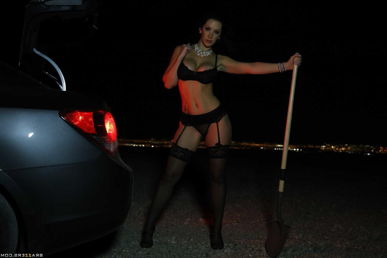 18P La femme Jayden Jaymes pose en lingerie sexy et se venge de son mari infidèle.