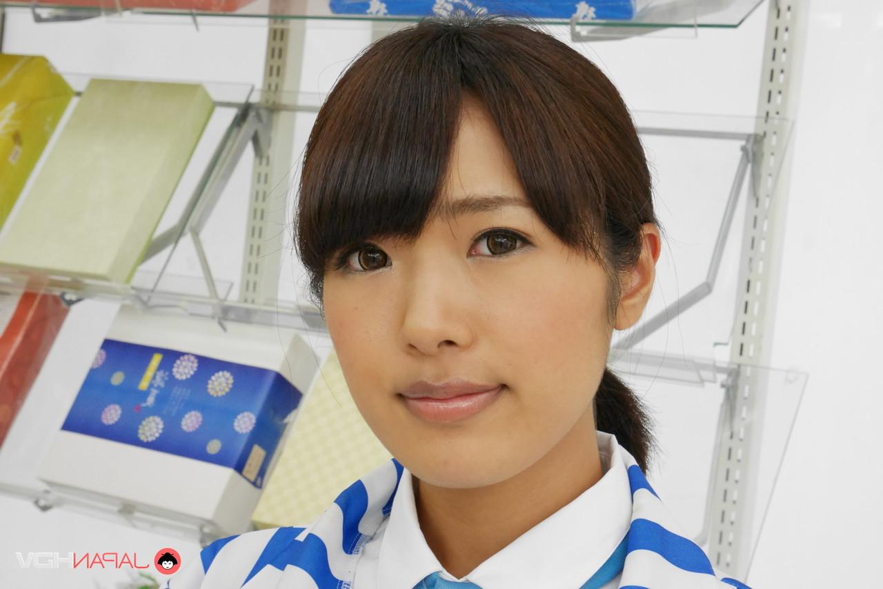 15P A linda japonesa Mayuka Momota expõe seus peitos em um supermercado