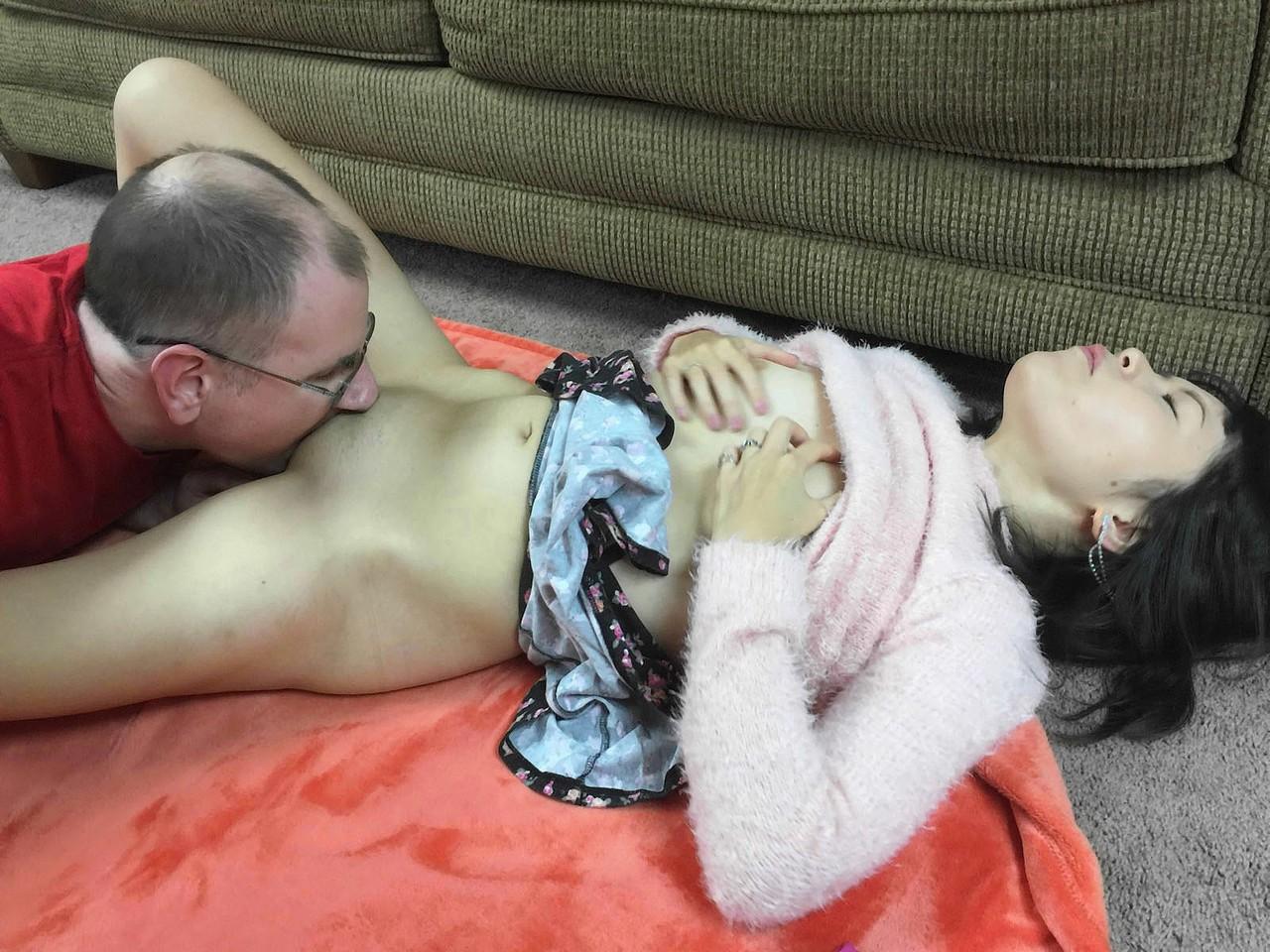20P A la esposa asiática Yuka Ozaki le comen el coño antes de ser follada profundamente