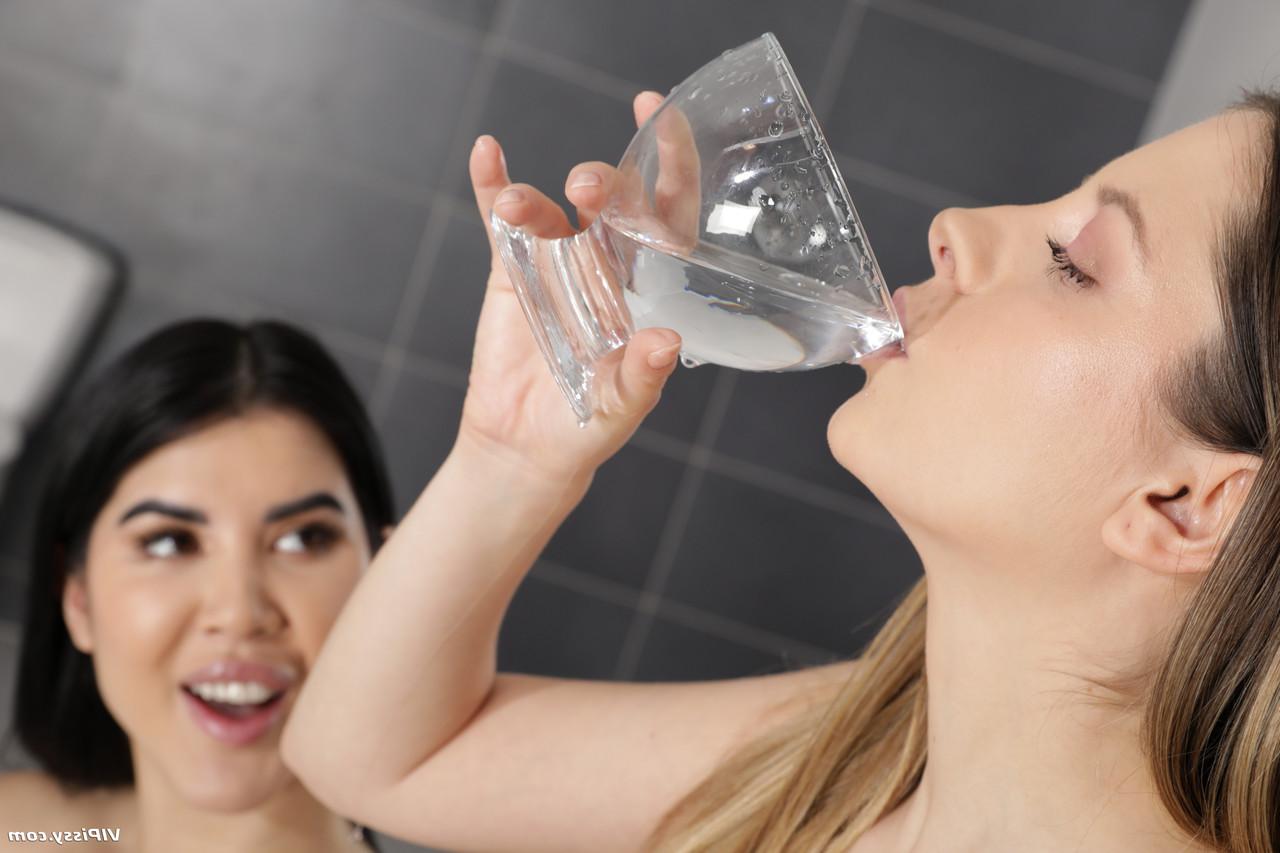 15P Les lesbiennes Rebecca Volpetti et Lady Dee se consomment l'urine de l'autre.