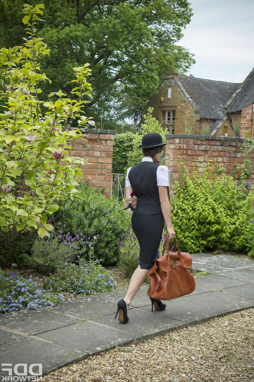 17P Die britischen Lesben Tiffany Doll und Ava Austen erleben ihren Nervenkitzel durch Lesbenspiele