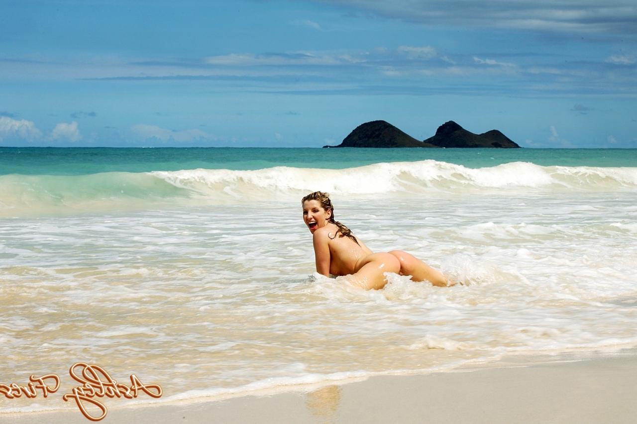 20P Der blonde Pornostar Ashley Fires stellt ihren nackten Körper zur Schau und pinkelt an einem Sandstrand