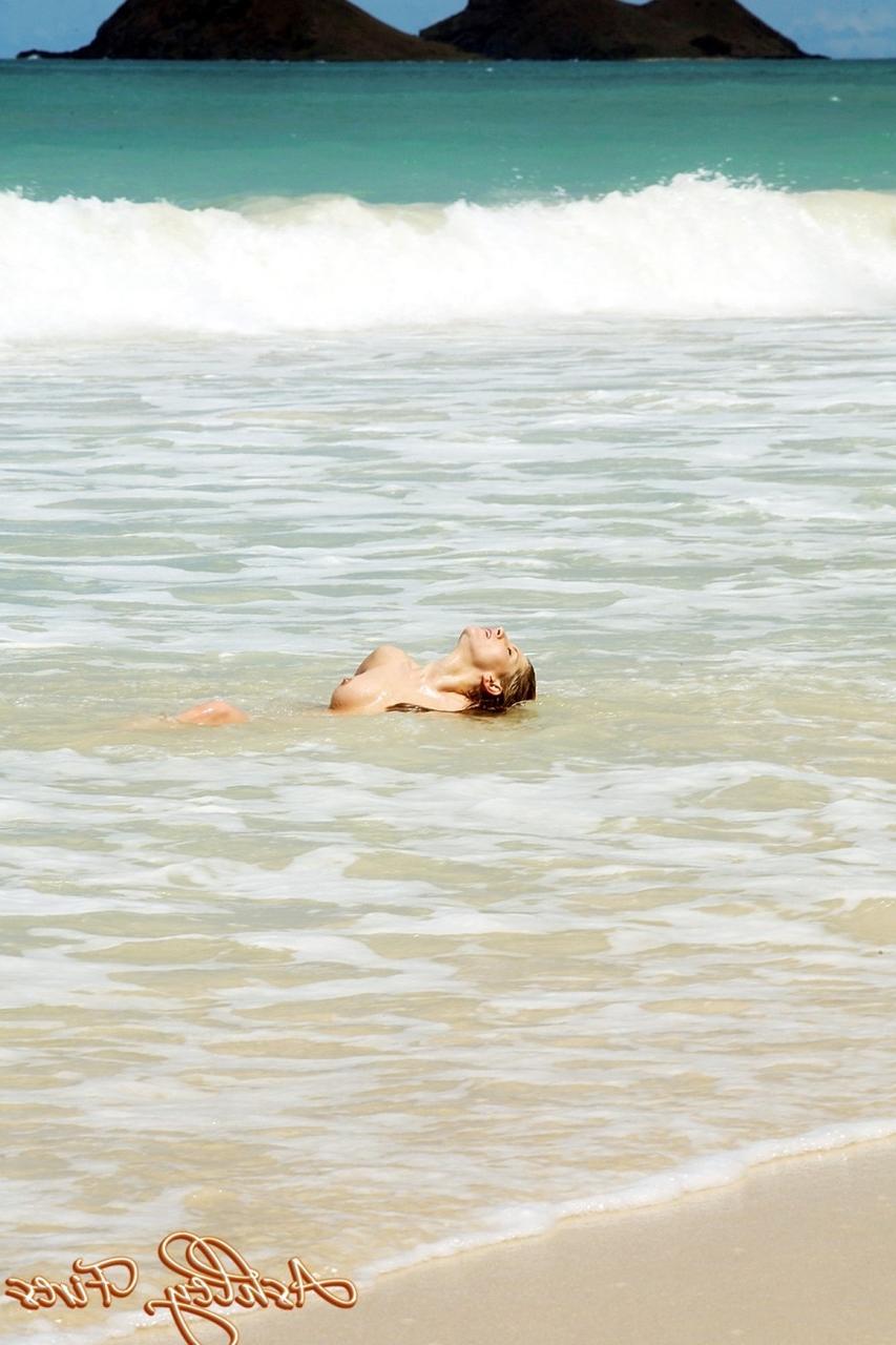 20P Der blonde Pornostar Ashley Fires stellt ihren nackten Körper zur Schau und pinkelt an einem Sandstrand