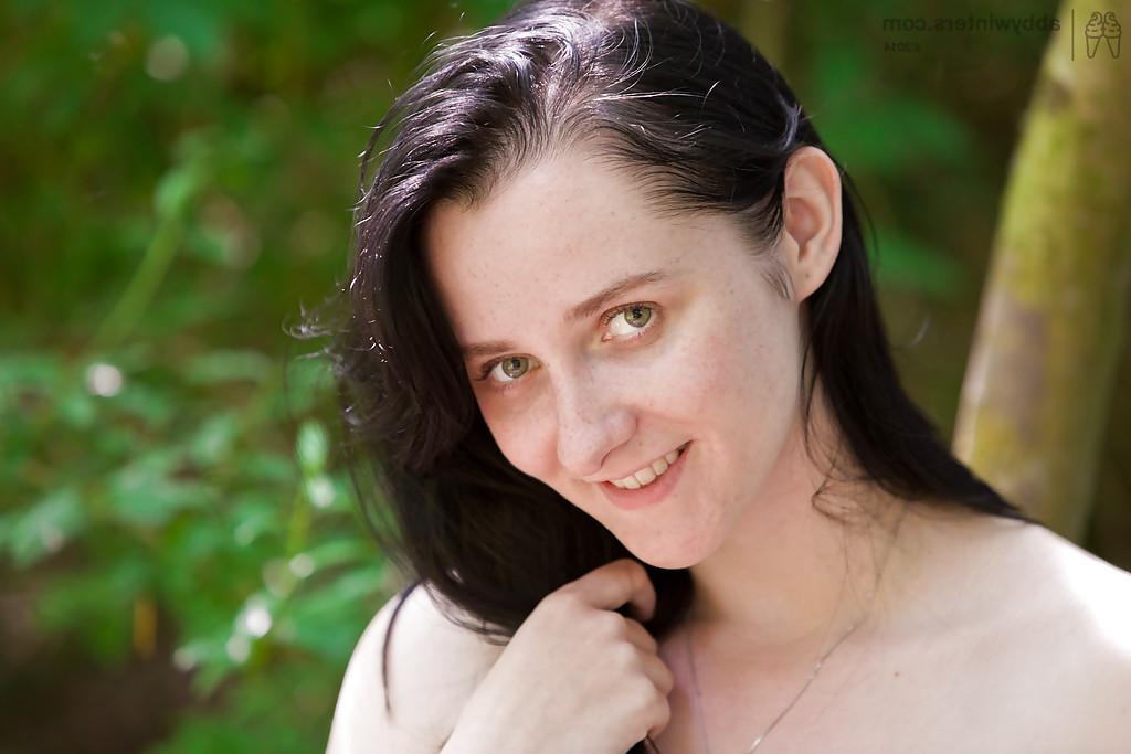 16P Ren, amateur, se déshabille en extérieur et exhibe ses gros seins entièrement naturels.