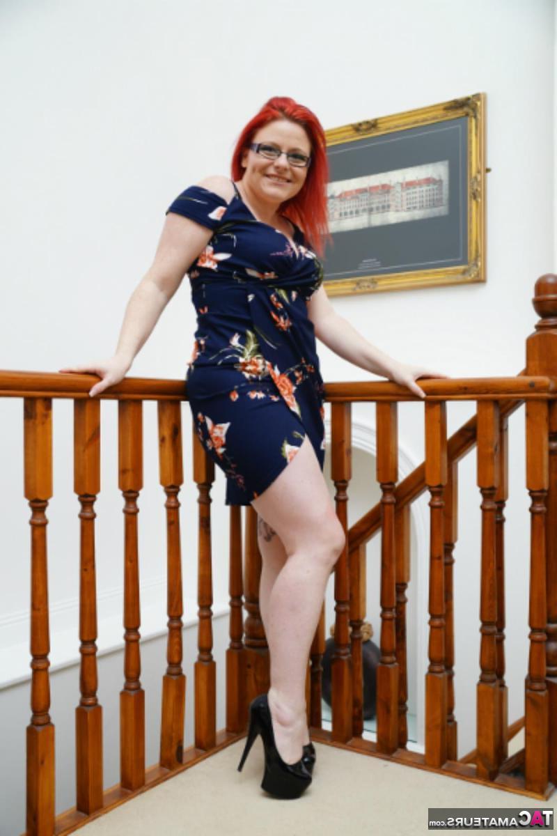 16P A ruiva tatuada Mollie Foxxx mostra os peitos enquanto veste lingerie