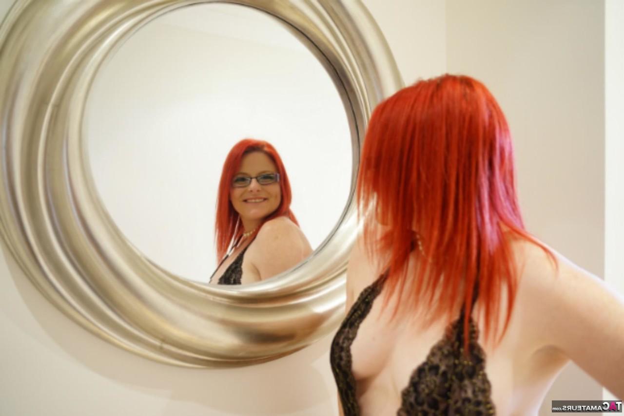 16P A ruiva tatuada Mollie Foxxx mostra os peitos enquanto veste lingerie
