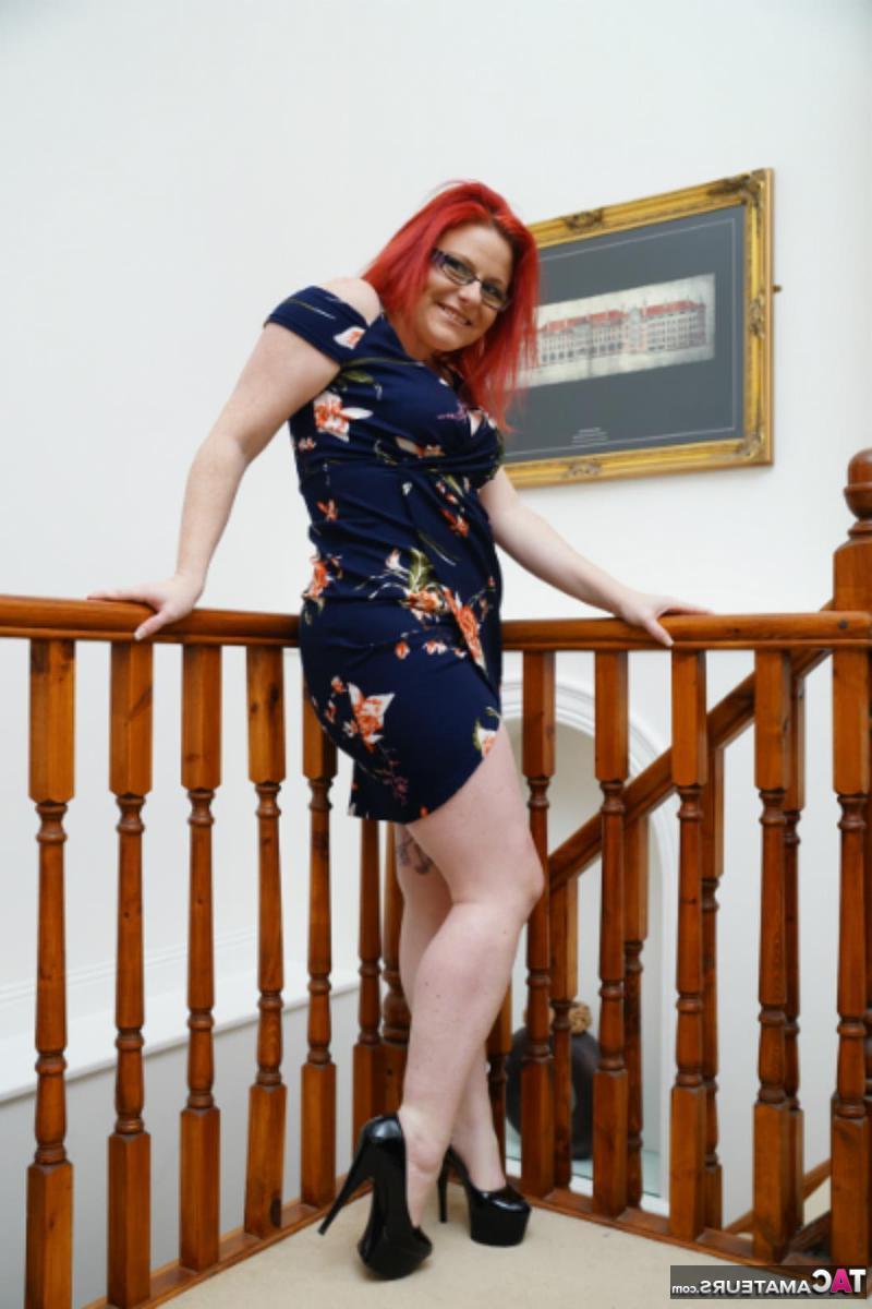 16P A ruiva tatuada Mollie Foxxx mostra os peitos enquanto veste lingerie