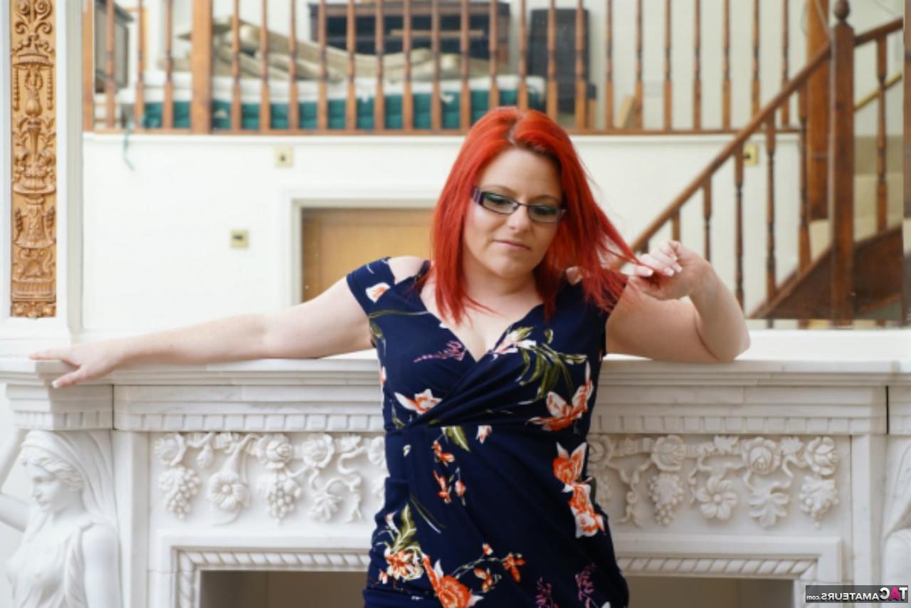 16P A ruiva tatuada Mollie Foxxx mostra os peitos enquanto veste lingerie