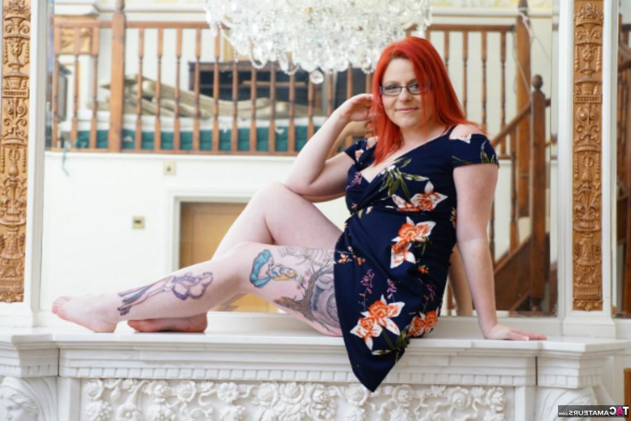 16P A ruiva tatuada Mollie Foxxx mostra os peitos enquanto veste lingerie