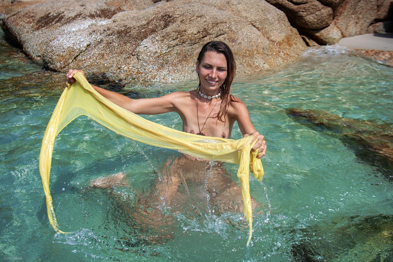 20P Das dünne Babe Noelia zeigt ihre winzigen Titten, während sie nackt schwimmt