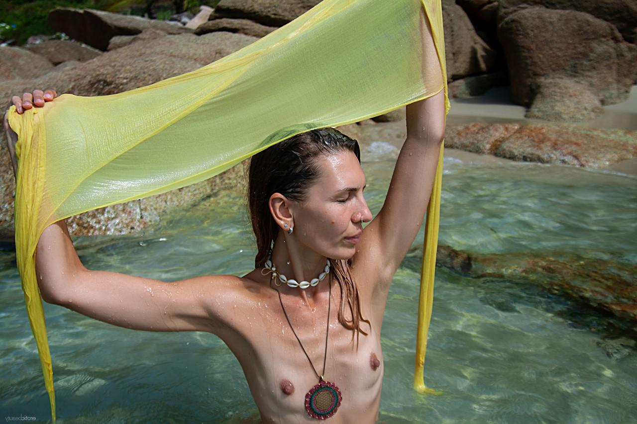 20P Das dünne Babe Noelia zeigt ihre winzigen Titten, während sie nackt schwimmt