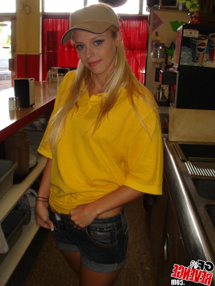 16P Novia rubia mostrando su coño afeitado y haciendo una mamada
