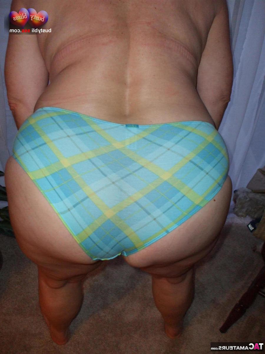 15P La gordita Busty Bliss muestra sus tetas naturales antes de bajarse las bragas