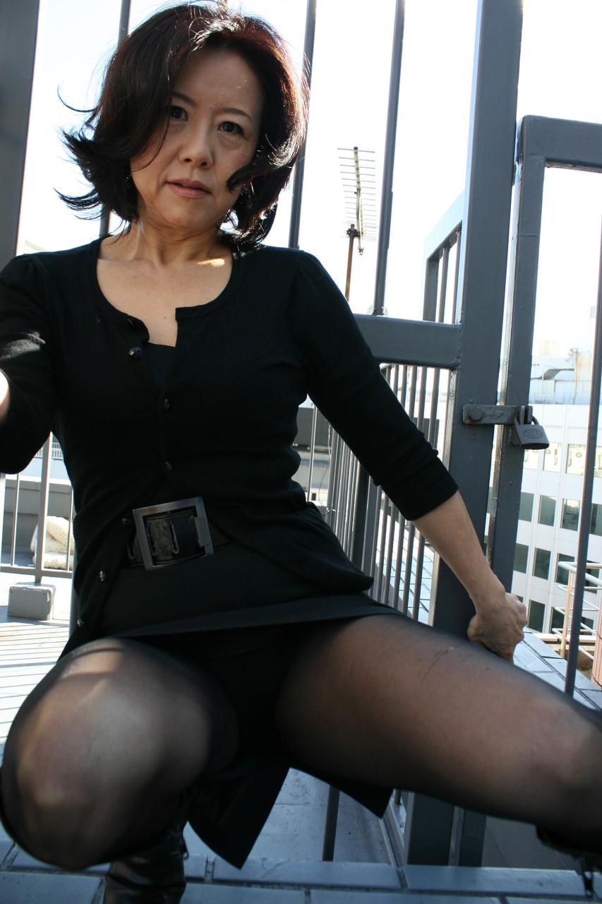 20P A peluda vovó japonesa Junko Sakashita expõe seu corpo e brinca sozinha