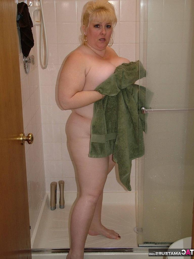 16P La blonde BBW Taffy Spanx écarte son doigt après avoir pris une douche.