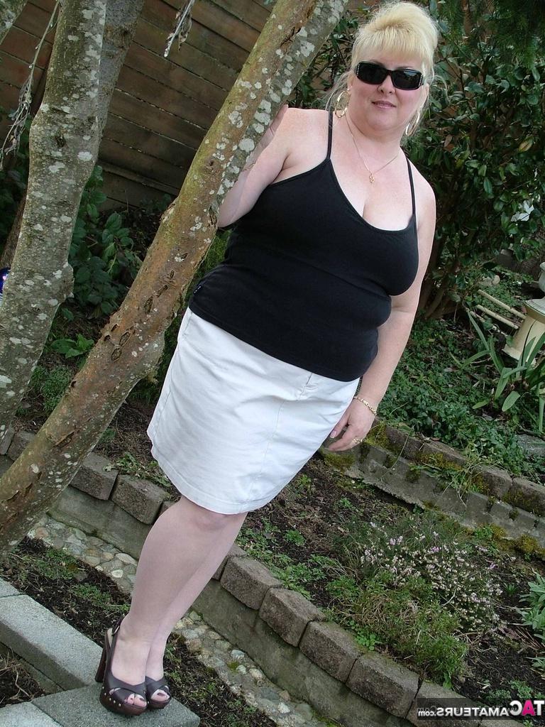16P La blonde BBW Taffy Spanx écarte son doigt après avoir pris une douche.