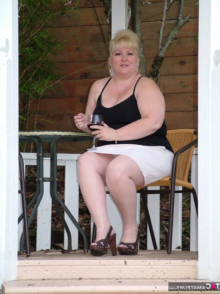 16P La blonde BBW Taffy Spanx écarte son doigt après avoir pris une douche.