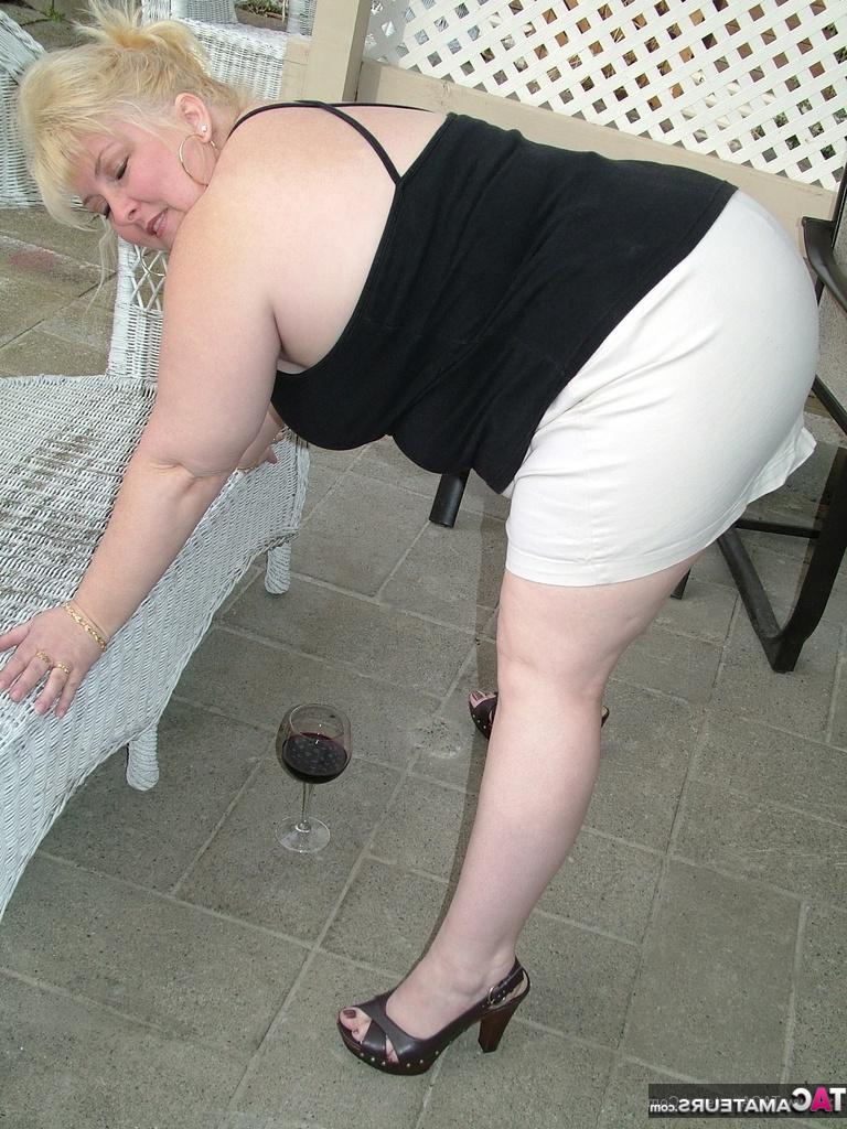 16P La blonde BBW Taffy Spanx écarte son doigt après avoir pris une douche.