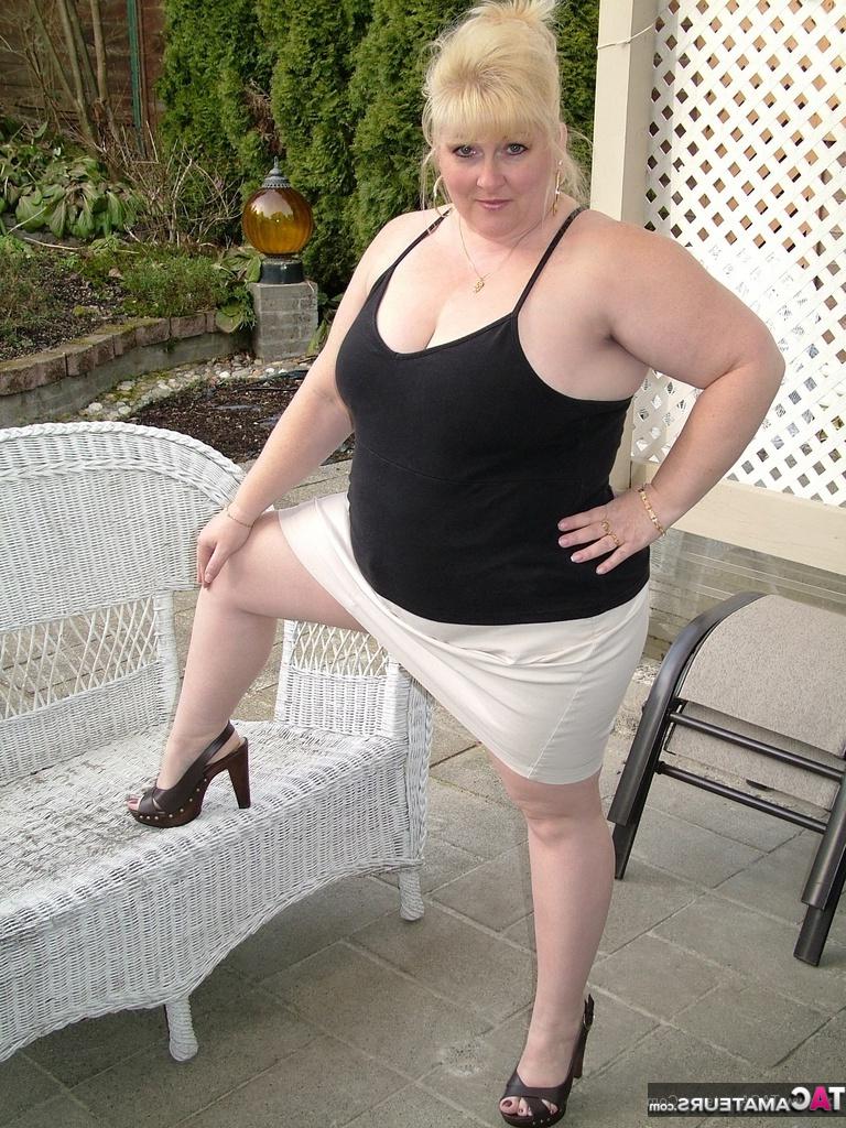 16P La blonde BBW Taffy Spanx écarte son doigt après avoir pris une douche.