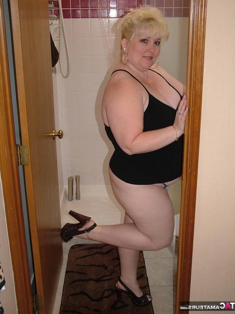 16P La blonde BBW Taffy Spanx écarte son doigt après avoir pris une douche.