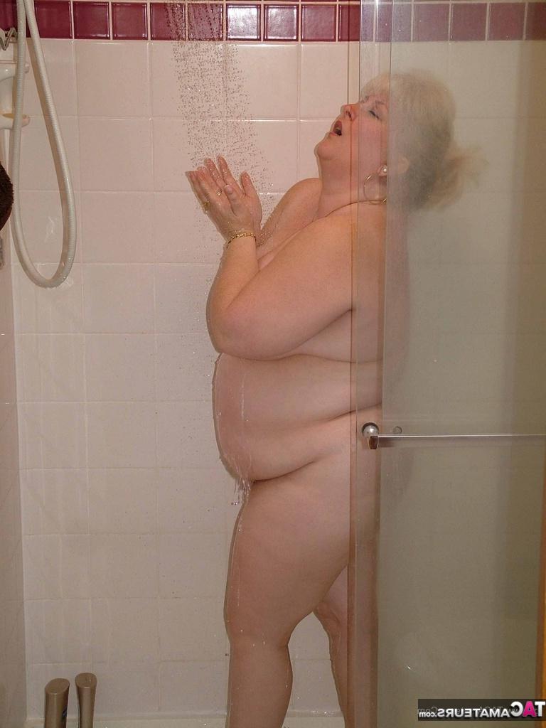16P La blonde BBW Taffy Spanx écarte son doigt après avoir pris une douche.