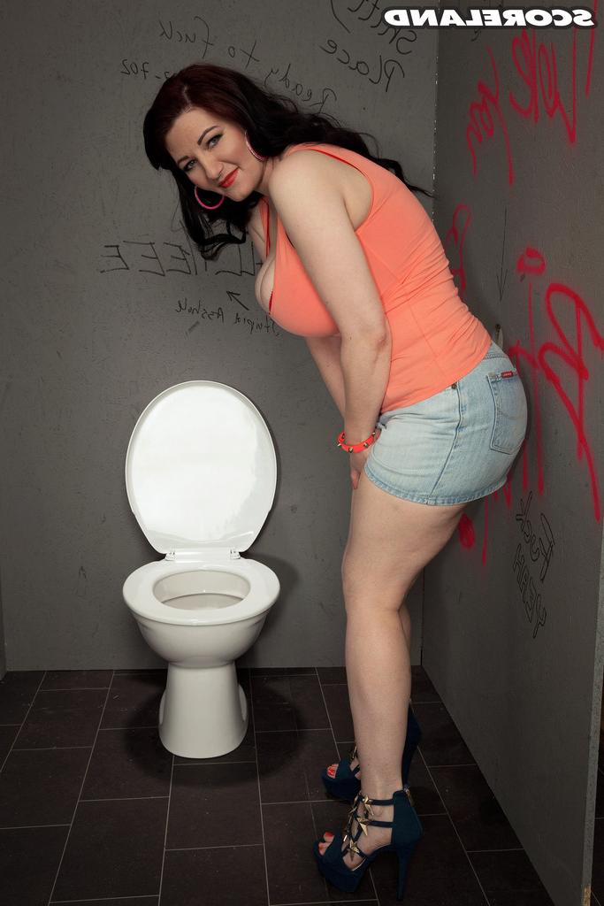 16P Vanessa Y, une femme aux gros seins, suce dans un trou de gloire dans la salle de bain.