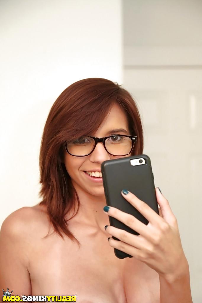 14P Top adolescente com óculos sexy Cece Capella agrada com seus peitos grandes