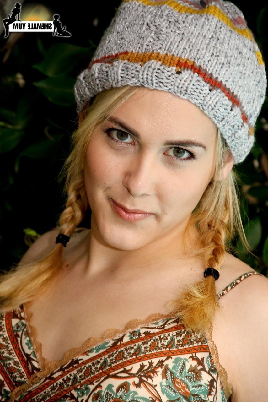 15P Die ganz natürliche Shemale Hazel Tucker verliert ihr Kleid und wichst ihren Schwanz im Freien