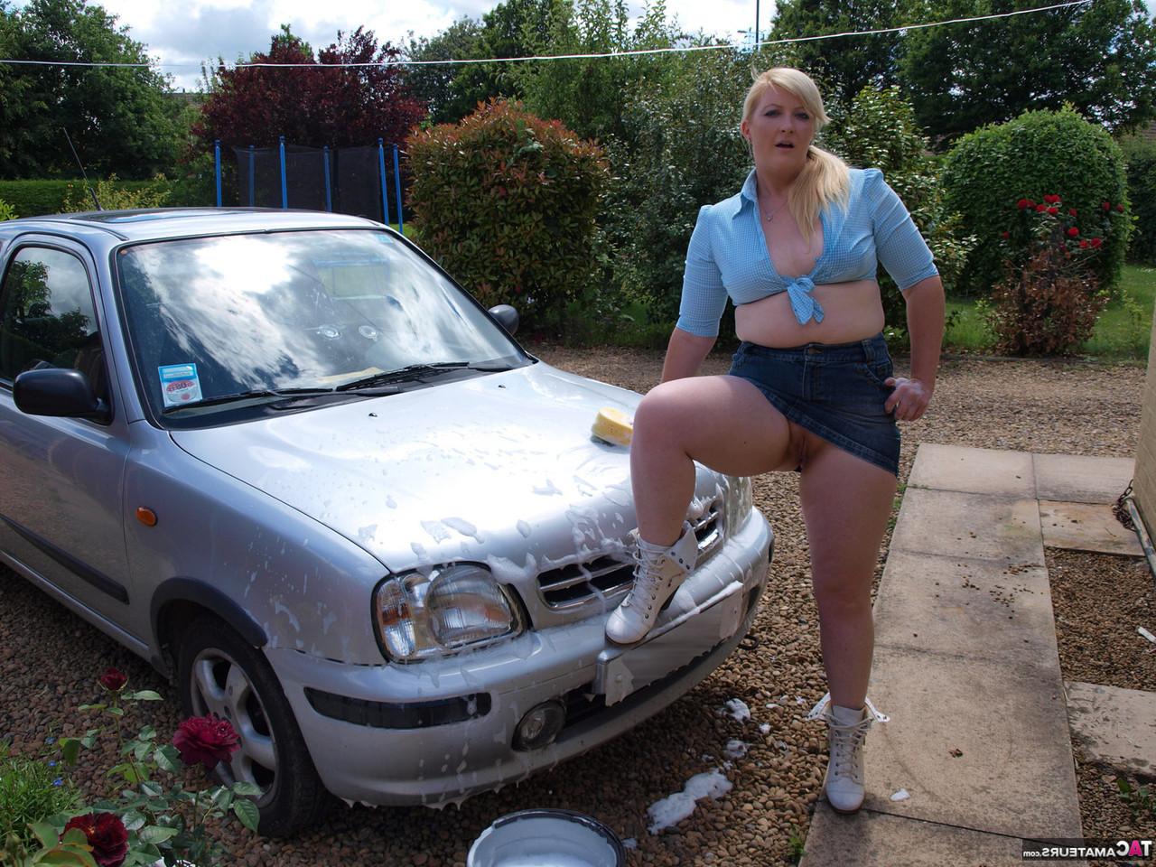 16P A loira grossa Samantha se expõe enquanto lava um carro na garagem