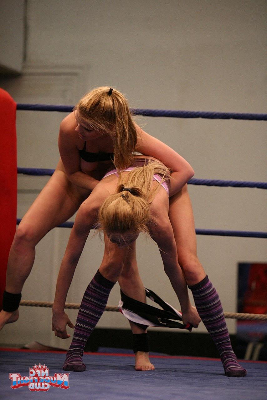 17P Le combat entre les filles blondes perverses Katalin et Lily Love se transforme en rapports sexuels lesbiens