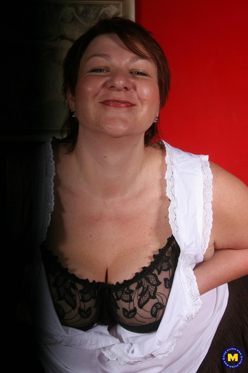 20P Maduro BBW Verica lambendo seus peitos naturais e esfregando sua vulva