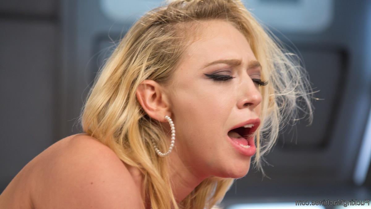 20P MILF com peitos grandes Kagney Linn Karter abre as pernas e pega uma máquina de brinquedo